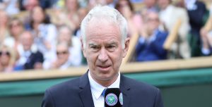 ATP, Wimbledon > John McEnroe en remet une couche sur Mauresmo : « Si la blessure de Djokovic ne fait pas changer d&rsquo;avis les organisateurs, qu&rsquo;est-ce qui le fera ? Personne ne peut me dire que jouer jusqu&rsquo;à 3h du matin à Roland-Garros n&rsquo;a pas eu d&rsquo;influence sur son corps »