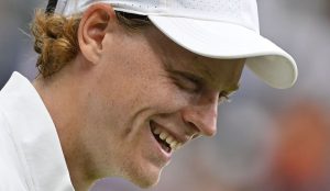 ATP – Halle > Sinner, nouveau spécialiste du plongeon ? « Je me souviens encore de mon saut à Indian Wells, sur dur. J&rsquo;avais fait une erreur. Maintenant, je ne plonge que si je sais que je ne peux pas me blesser »