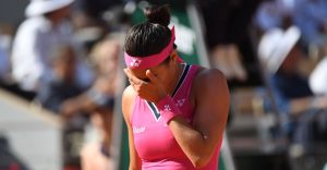 Jeux Olympiques > Caroline Garcia, effondrée et en pleurs après sa défaite au 1er tour : « Dans ma carrière, cette défaite n&rsquo;arrive pas dans le meilleur moment. En ce moment, avec le tennis, je passe des moments un peu compliqués »