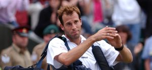 ATP > Greg Rusedski au sujet de l&rsquo;affaire Sinner : « Comment se fait-il que cette affaire soit acceptée et résolue aussi rapidement ? Le système doit faire mieux pour tous les acteurs, pas seulement pour les meilleurs »