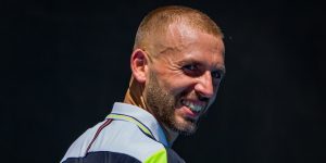 Roland Garros > Evans répond à Goffin et Swiatek sur le public : « Les traiter de hooligans est tout simplement ridicule. Les spectateurs dépensent de l&rsquo;argent durement gagné pour venir ici et certains joueurs leur disent d&rsquo;arrêter d&rsquo;être si bruyants… Allons, c&rsquo;est du sport »
