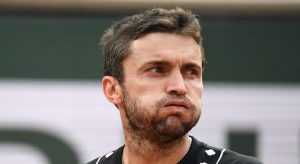 ATP, Insolite > Gilles Simon : « Le joueur le plus fou ? Tursunov. Un jour avant Noël, l&rsquo;hôtel nous avait offert des lapins en chocolat. On se retrouve le soir et on discute. Et là, d&rsquo;un seul coup, le mec vrille et commence à massacrer le lapin avec son poing ! »