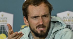ATP > Medvedev : « Entre joueurs, nous ne parlons pas vraiment beaucoup de ce que les autres ont dit dans la presse. Mais si vous demandez aux joueurs, je ne pense pas que quelqu&rsquo;un dirait : &lsquo;Commençons les matchs de session de nuit à 20 heures' »