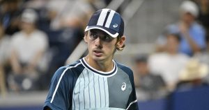 ATP – Barcelone, Insolite > Mauvais joueur, battu par Fils, De Minaur fait le geste de trop en direction du kop tricolore !
