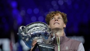 Open d&rsquo;Australie > Jannik Sinner, plus superstitieux que jamais avant de défendre son titre : « Rafael Nadal a eu le même chauffeur pendant 20 ans. C&rsquo;était un chauffeur chanceux. J&rsquo;ai pris la même chambre d&rsquo;hôtel que l&rsquo;année dernière »
