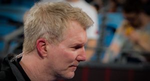 ATP – Rolex Paris Masters > Jim Courier après la défaite d&rsquo;Alcaraz : « Il joue en mode kamikaze. 54 fautes directes en un match, cela revient à offrir plus de deux sets à son adversaire »
