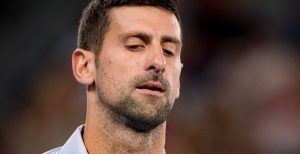 Open d&rsquo;Australie > Djokovic : « Je suis encore un peu traumatisé. Les deux dernières fois que j&rsquo;ai atterri en Australie, et que j&rsquo;ai dû passer les contrôles, je dois admettre que je me suis demandé si la personne qui vérifiait mon passeport allait m’emmener, me retenir à nouveau ou me laisser partir »