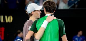 ATP > Daniil Medvedev à Jannik Sinner, nouveau numéro 1 mondial : « Tu as joué mieux que quiconque au cours des 365 derniers jours. Je sais à quel point tu as travaillé dur pour y arriver, alors j&rsquo;espère que tu pourras profiter de cet accomplissement »