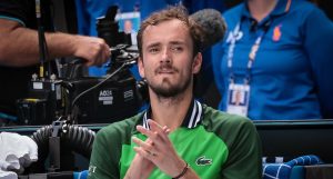 Open d&rsquo;Australie > Medvedev sur son coup de sang : « La caméra a un prix, mais je ne pense pas qu&rsquo;une Go Pro soit si chère. En tout cas, j&rsquo;ai été surpris qu&rsquo;elle soit plus solide que la raquette qui n&rsquo;a pas survécu au coup »