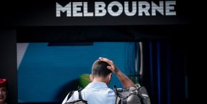 ATP > Benoît Maylin prédit le vainqueur de l&rsquo;Open d&rsquo;Australie : « Je vous l&rsquo;annonce, cette année, il va se passer un truc de fou ! Cela voudra dire que Sinner ne conservera pas son titre, qu&rsquo;Alcaraz ne gagnera pas son premier ici et que Murray n&rsquo;aidera pas Djokovic à s&rsquo;imposer pour la 11e fois »