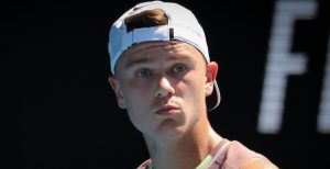 US Open > Holger Rune s&rsquo;explique après sa lourde défaite au premier tour : « Sans vouloir offenser mon adversaire, je n&rsquo;ai réussi que 39% de premiers services, des tonnes de fautes directes. Ce n&rsquo;est pas ce à quoi je devrais m&rsquo;attendre ou qui que ce soit d&rsquo;autre »