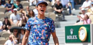 Roland Garros > Debru défend Vacherot (son adversaire, hué par le public) : « S&rsquo;il vous plaît, retenez sa combativité et pas le geste à la fin. C’est un bon mec, il mérite qu’on l’applaudisse pour le beau match qu’il a fait »