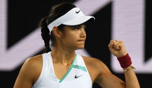 ATP > Emma Raducanu choisit son GOAT : « Pour moi ce serait Novak Djokovic, par rapport à sa régularité et sa longévité. Mais celui que je préfère regarder est Roger Federer »