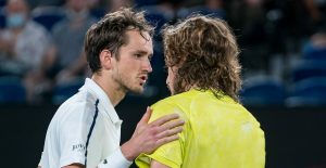 ATP – Shanghai > Daniil Medvedev très honnête sur sa relation avec Stefanos Tsitsipas : « Avant, on se disputait un peu… Et maintenant, nous ne sommes toujours pas amis mais nous nous respectons »