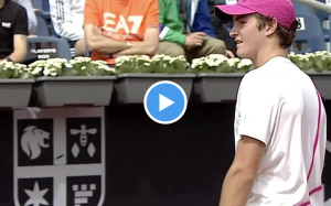 ATP – Bucarest, Vidéos > Sonego lobé sur un service kické monstrueux de la pépite brésilienne de 17 ans, Joao Fonseca