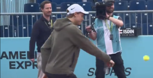 ATP – Madrid, Vidéos > Sinner se prend pour Federer et passe au revers à une main
