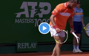 ATP – Monte Carlo, Vidéos > Moutet explose sa raquette et donne du boulot aux ramasseurs de balle