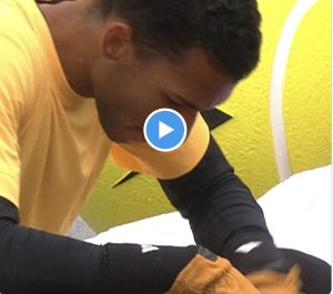 ATP – Munich, Insolite > Pour jouer en Bavière, Auger-Aliassime a sorti des « moufles », l&rsquo;image est saisissante !