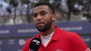 Arthur Fils plus fort qu&rsquo;Alex de Minaur et qualifié pour les quarts de finale à Barcelone