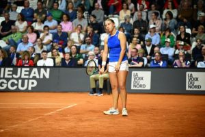 Diane Parry cède face à Emma Raducanu, la France ne disputera pas la phase finale de la BJK Cup