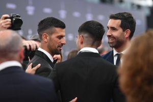 Djokovic n&rsquo;a pas pu s’empêcher d&rsquo;admirer le smoking d&rsquo;Alcaraz aux Laureus Awards