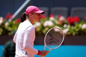 Iga Swiatek lâche un set mais file en demi-finales à Madrid