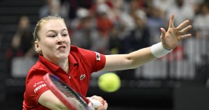 Naef battue par Swiatek, la Suisse éliminée – rts.ch