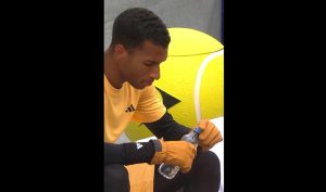Scène irréelle – Auger-Aliassime équipé de gants de ski au changement de côté à Munich