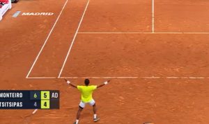 Sur un nuage, Monteiro renverse Tsitsipas à Madrid !