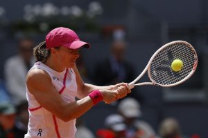 Swiatek lâche un set mais se qualifie en demi-finale du tournoi de Madrid