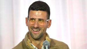 Tennis : Novak Djokovic chipe un record à Roger Federer