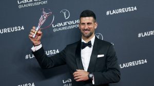 Tennis : Novak Djokovic élu sportif de l&rsquo;année, il égale encore Federer