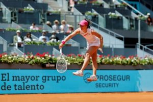 Tennis: Swiatek perd un set et rejoint le dernier carré à Madrid
