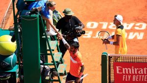 VIDEO. Tennis : « Il faut sortir, monsieur… » Sumit Nagal ne se rend pas compte qu’il a perdu le match, l’arbitre lui fait signe de quitter le court