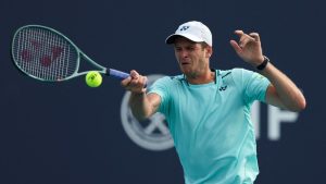 VIDEO. Tennis : scène insolite, Hubert Hurkacz reçoit un virement instantané sur le court après sa victoire au tournoi d’Estoril