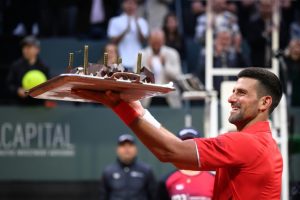 A Genève, 37 bougies et une victoire accrochée pour Djokovic