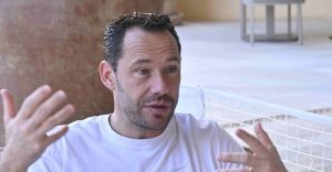 Insolite, Roland Garros > Laurent Luyat à Michaël Llodra : « Ça vous fait quoi de penser qu&rsquo;un chien a accès aux vestiaires et pas vous ? »
