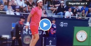 ATP – Rome > Tsitsipas explose un panneau publicitaire comme un bucheron avec un tronc d&rsquo;arbre en plein montagne, shocking !
