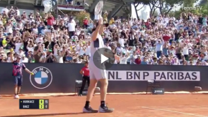 ATP – Rome, Vidéos > Hurkacz, le magicien, enflamme le public romain avec un sublime tweener gagnant