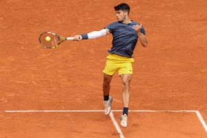 Alcaraz au 3e tour malgré quelques frayeurs à Roland-Garros