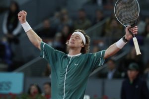 Andrey Rublev sort Carlos Alcaraz, double tenant du titre, et file en demi-finales