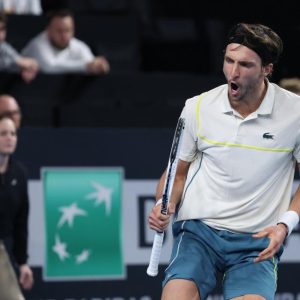 Arthur Rinderknech s&rsquo;en sort en trois sets contre Daniel Evans au 3e tour à Lyon
