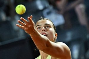 Aryna Sabalenka se joue de Danielle Collins et rejoint Iga Swiatek en finale