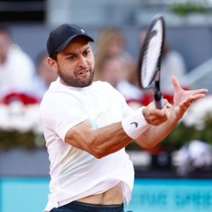 Aslan Karatsev s&rsquo;impose grâce à un tweener sur balle de match et se qualifie pour le 2e tour à Rome