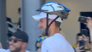 « Aujourd&rsquo;hui, je viens préparé »: Assommé par une gourde, Novak Djokovic se balade avec… un casque de vélo