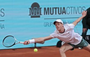 Blessé à la hanche, Jannik Sinner déclare forfait