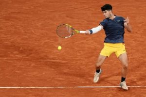 Carlos Alcaraz et Stefanos Tsitsipas évitent le piège et passent au troisième tour