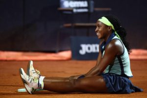 Coco Gauff s&rsquo;en sort face à Zheng Qinwen et se qualifie pour les demi-finales à Rome