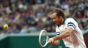 Daniil Medvedev file au troisième tour après l&rsquo;abandon de Miomir Kecmanovic