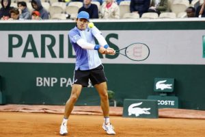 De Minaur surclasse Michelsen au premier tour de Roland-Garros